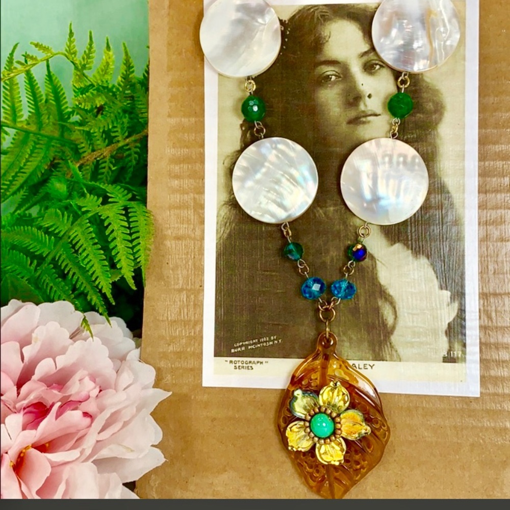Vintage-Style Green and Mother-of-Pearl Statement Necklace - Brand